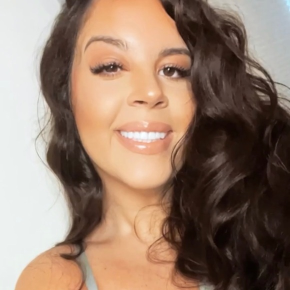elle_vega